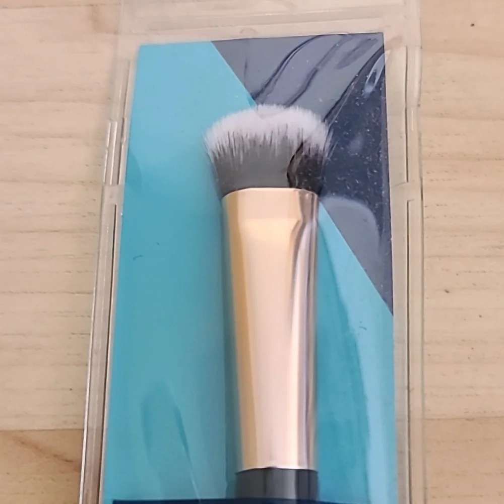 Pretty Savvy Eyeshadow Soft Flat Blending Brush - Picture 2 of 4
